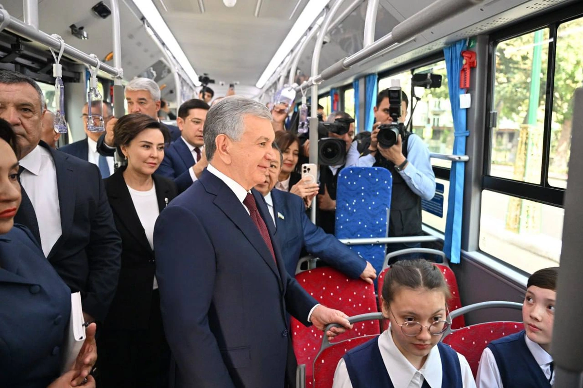 «Будем везде так»: Мирзиёев протестировал BRT-автобус