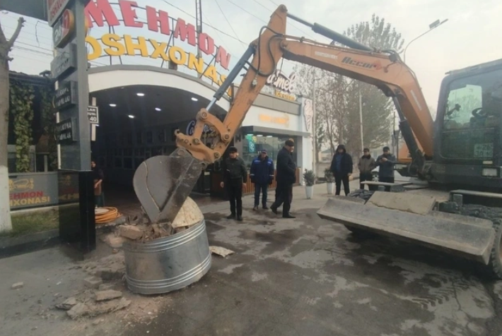 Скандал в Андижане: сломали тандыры, хоким получил выговор